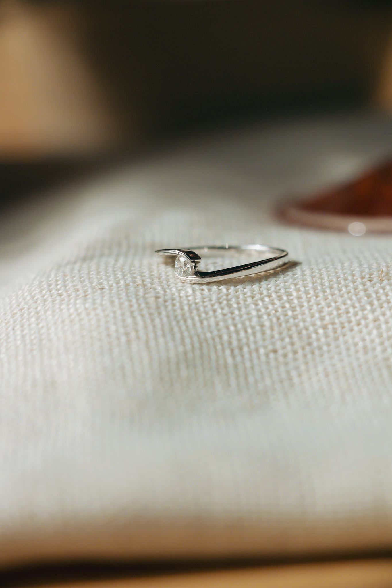 Solitario de oro blanco y diamante cruzado 0.15 ct. - Imagen 2