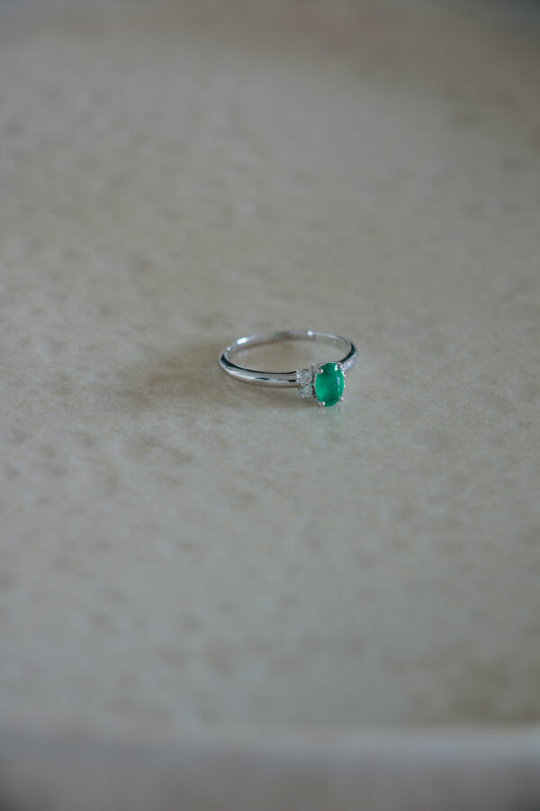 Sortija solitario esmeralda y diamantes