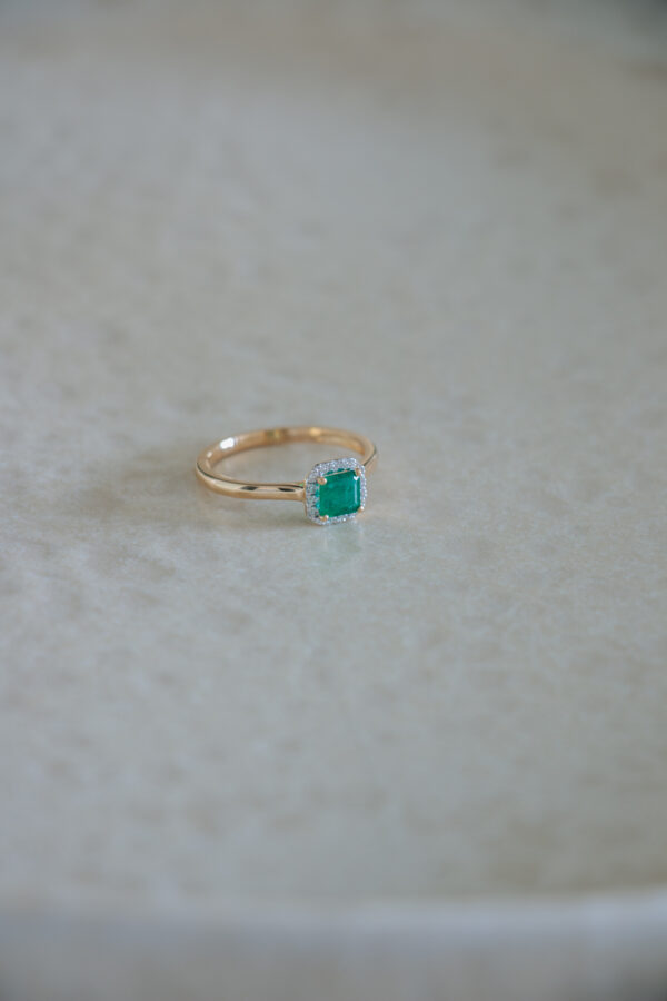 Sortija esmeralda cuadrada y diamantes