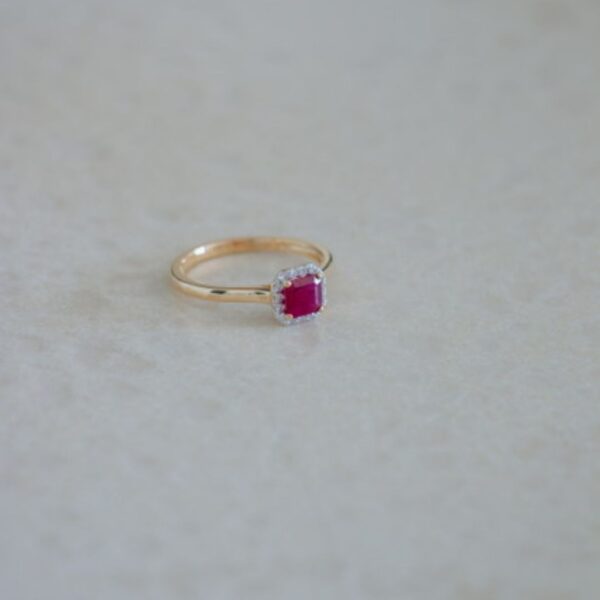 Sortija rubí cuadrada con diamantes