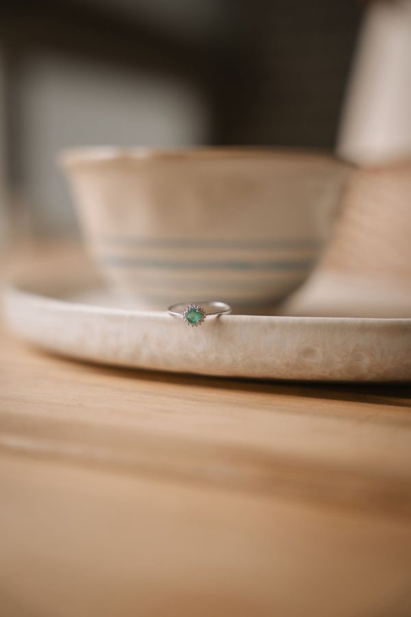 Sortija esmeralda redonda y diamantes