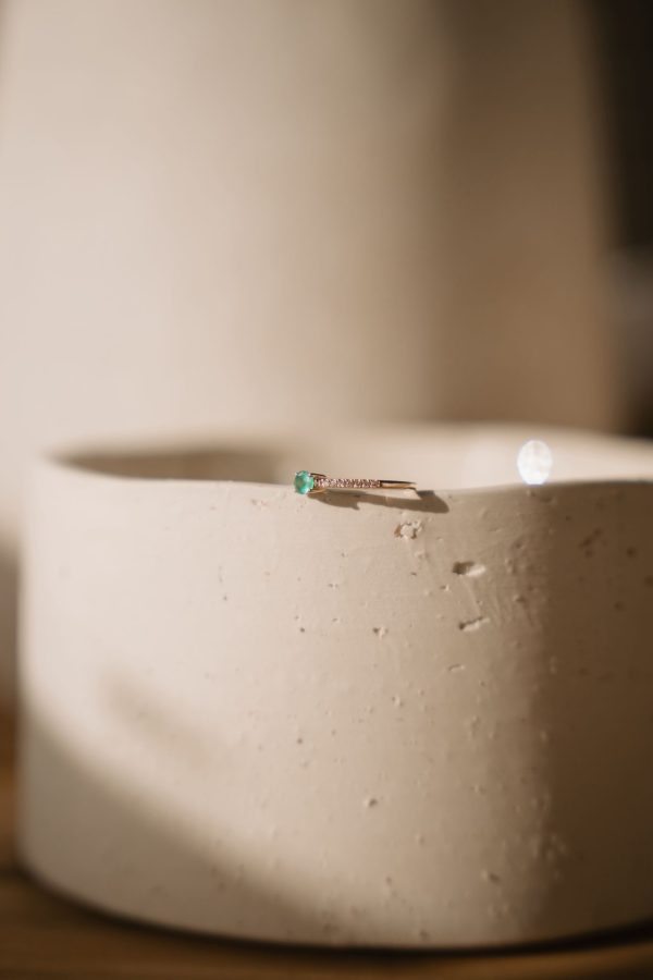 Sortija oro amarillo esmeralda y diamantes